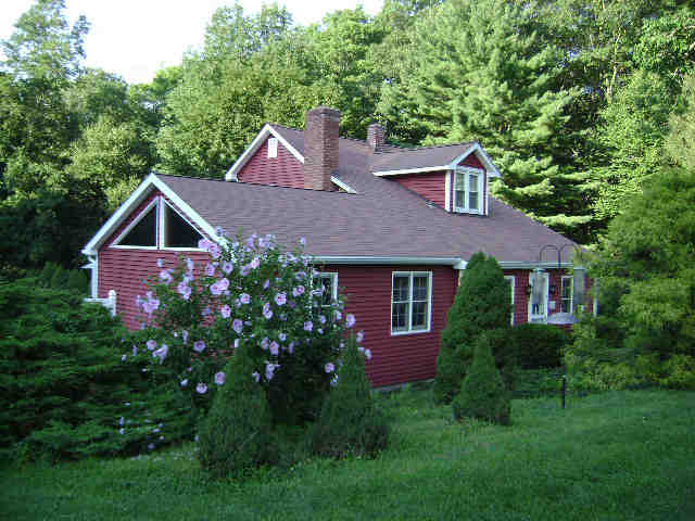Building photograph for 589 MAIN ST S